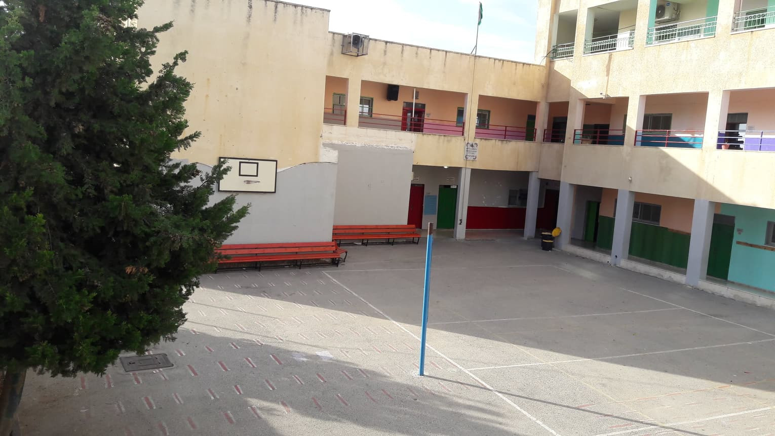 مدرسة بنات الطيرة الثانوية