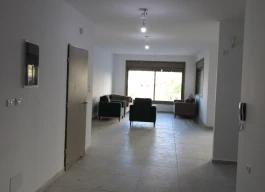 شقة أرضية غير مفروشة للبيع