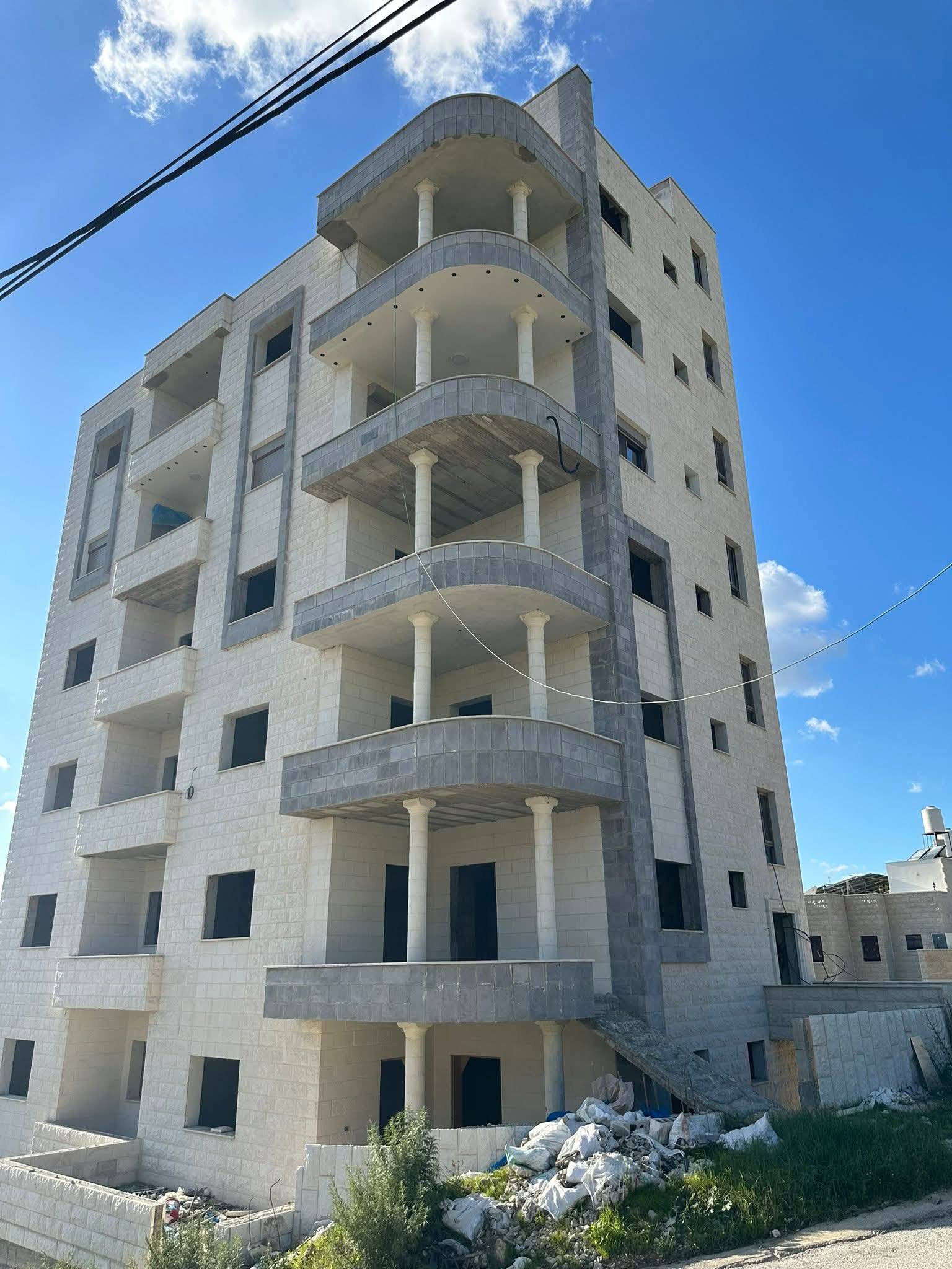 شقة أرضية عظم للبيع