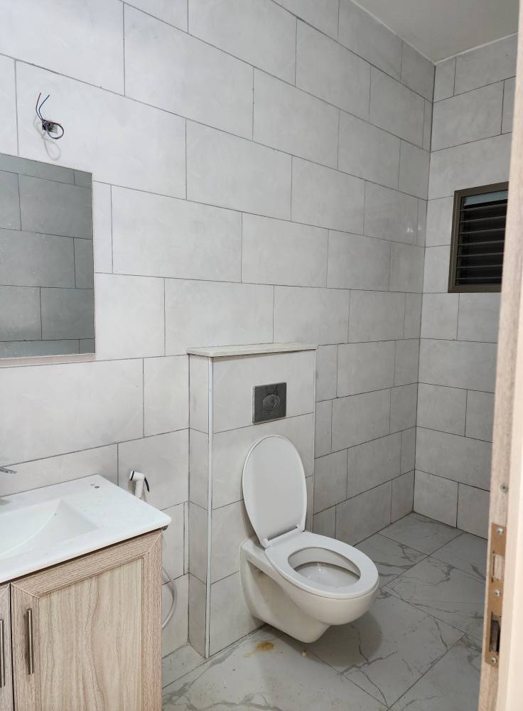 شقة أرضية غير مفروشة للبيع