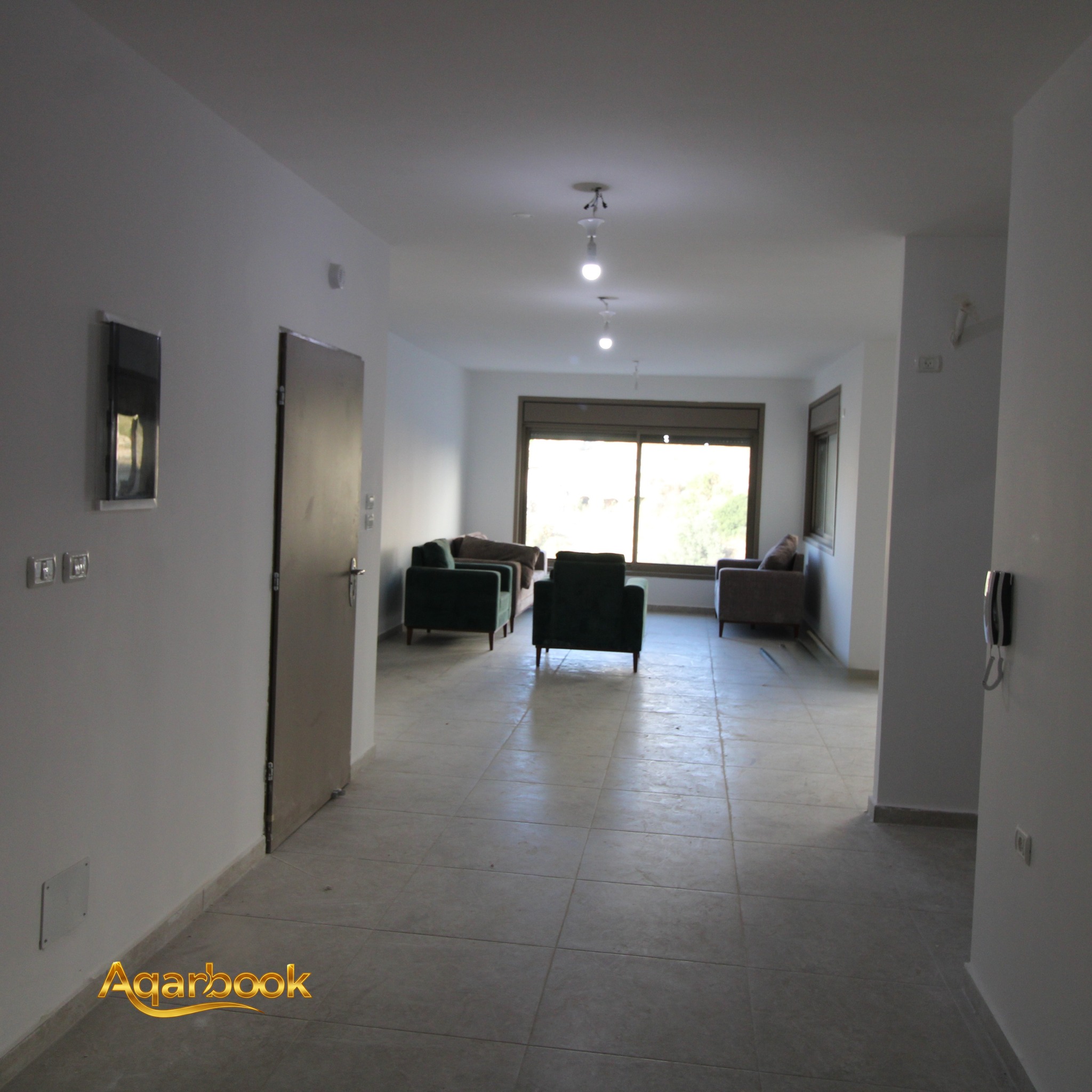 شقة أرضية غير مفروشة للبيع