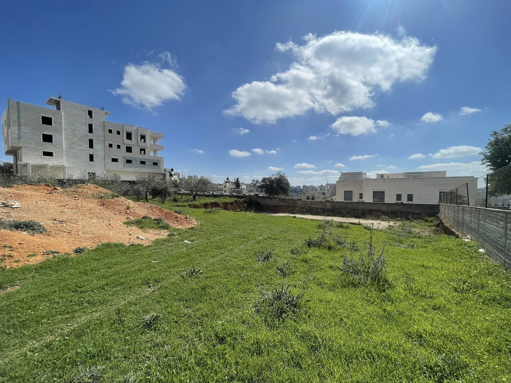 أرض للبيع 1300 متر مربع