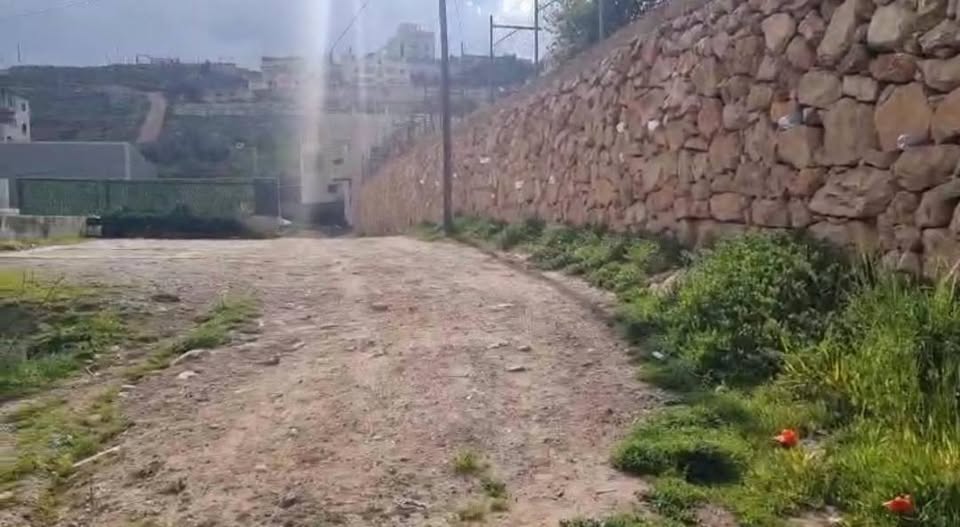 أرض للبيع دونم و 200 متر مربع