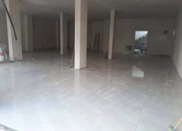 ثلاثة مخازن للإيجار