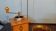 مطحنة قهوة قديمة أنتيك