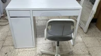 مكتب مع كرسي