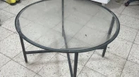 طاولة دائرية صغيرة