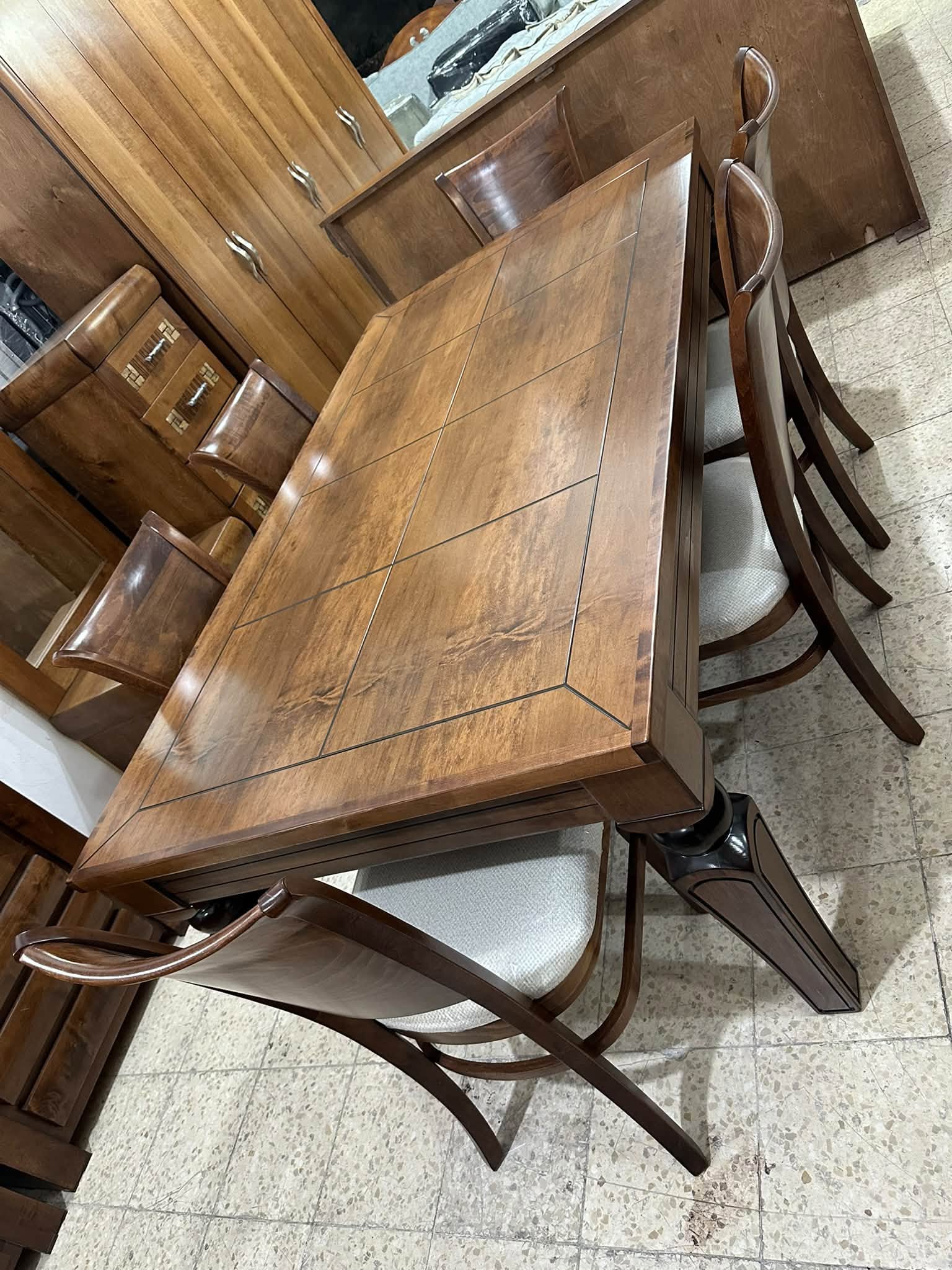 طاولة سفرة ومزنون