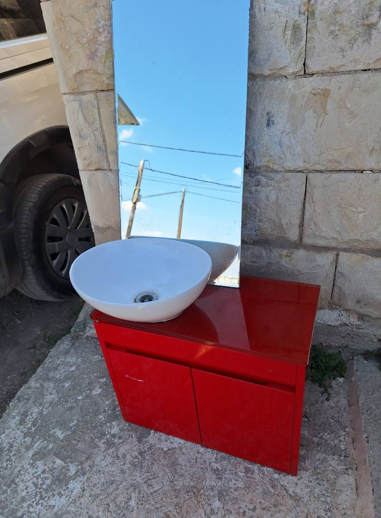 مغسلة مع خزانة للبيع