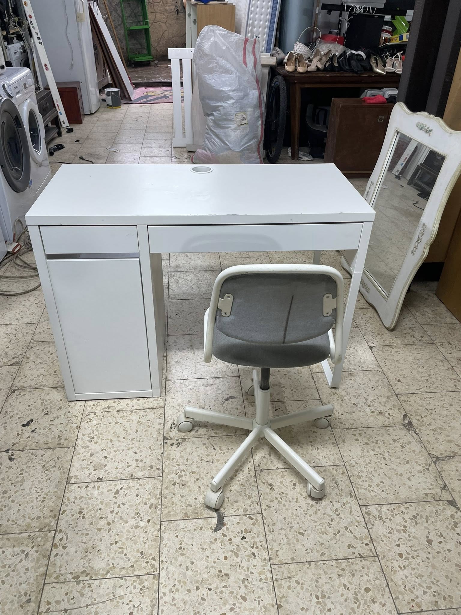 مكتب مع كرسي