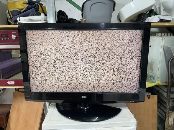 شاشة LG مع قاعدة