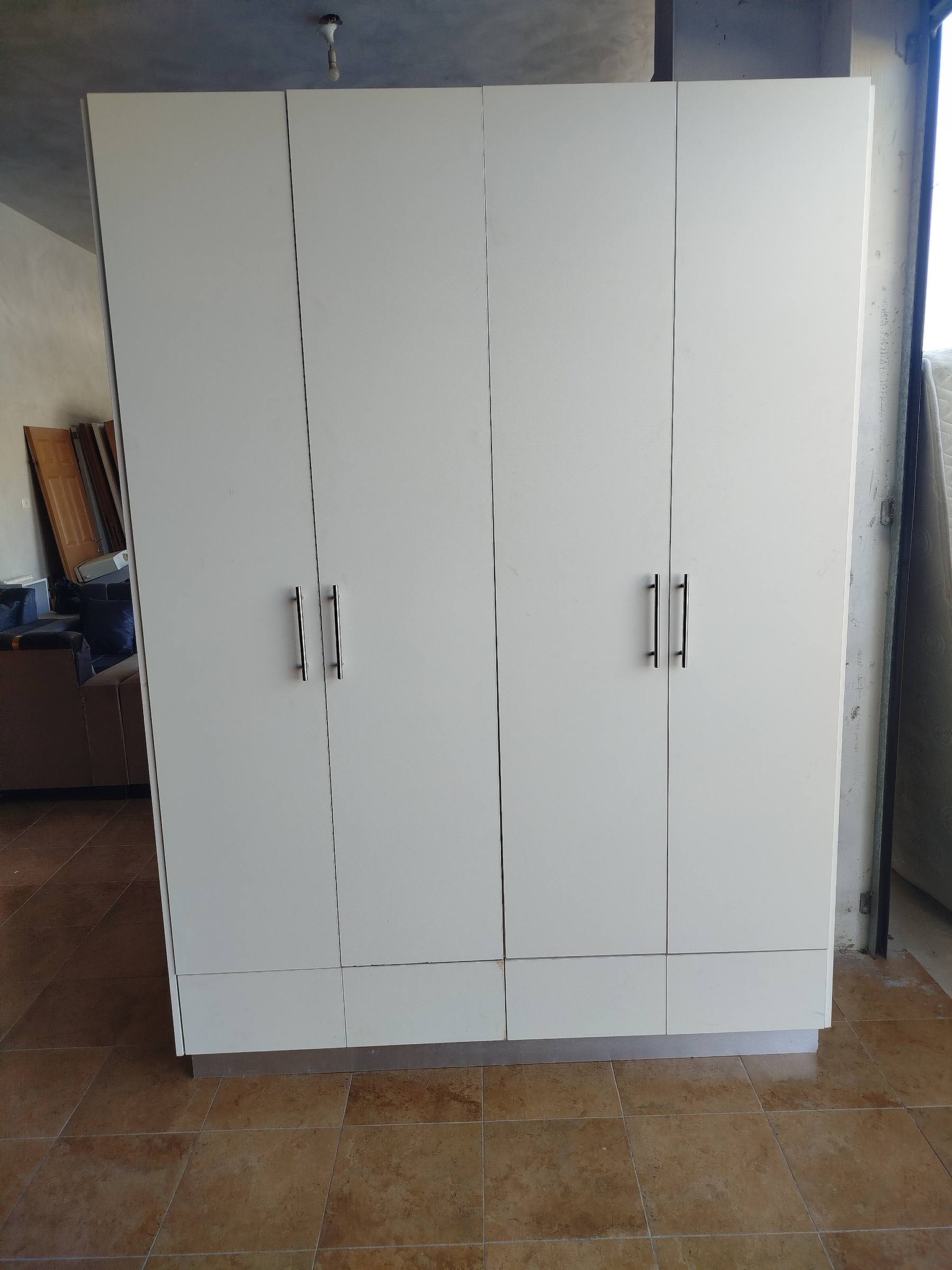 خزانة أربع دفات شبه جديدة