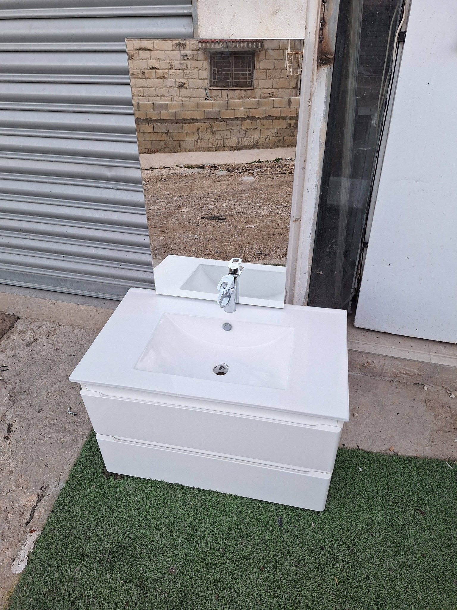 مغسلة مع خزانة